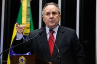 Cristovam sobre terceirização: não podemos precarizar nem prevaricar