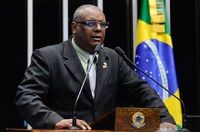 Representante da central sindical CTB diz que terceirizar é 'rasgar a CLT'