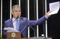 Jorge Viana cobra solução para refugiados haitianos no Acre