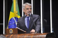 Transposição do São Francisco deve ser concluída em 2016, prevê Humberto Costa