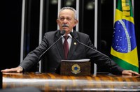 Benedito de Lira comemora a regulamentação da lei dos genéricos de uso veterinário