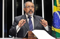 Paulo Paim ataca medidas do ajuste fiscal e projeto da terceirização