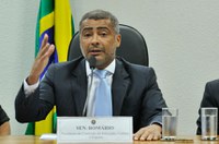 "Lugar de ladrão é na cadeia", diz senador Romário sobre prisão de José Maria Marin