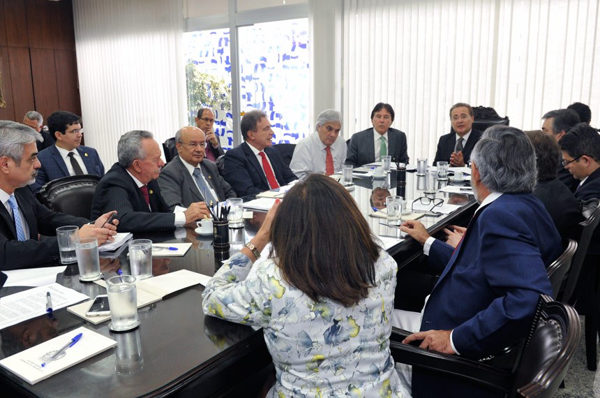 José Pimentel apresentou seu parecer durante reunião de líderes