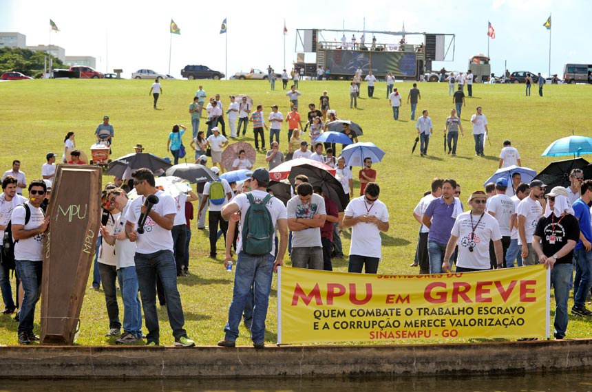 Manifestação dos servidores do Ministério Público da União (MPU), cujo plano de carreira também está na pauta do Plenário
