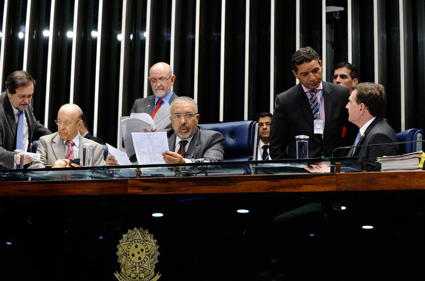 Senador Paulo Paim preside a sessão solene em homenagem ao Dia do Administrador