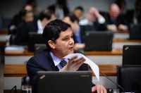 Ferraço cobra votação de projeto que impede Petrobras de fazer contratações sem licitação