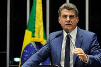 Romero Jucá lembra o Dia do Professor e pede revolução educacional no Brasil