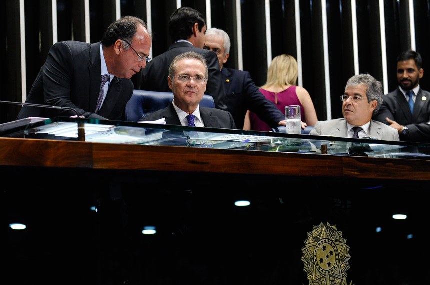 Fernando Bezerra Coelho (PSB-PE), relator do projeto, à esquerda, apresentou parecer favorável no Plenário