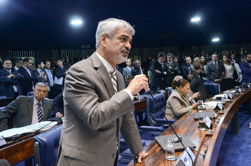 Líder do PT, Humberto Costa avaliou que autorizar a prisão de um parlamentar no exercício do mandato abriria um precedente "perigoso"