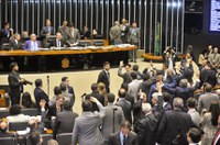 Congresso aprova mudança na meta fiscal de 2015