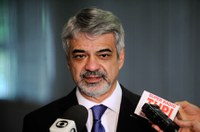 Senadores comentam decisão de Eduardo Cunha ao acatar pedido de impeachment