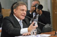 Relator na CE contesta distribuição de 'tablets' a estudantes