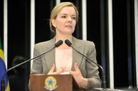 Gleisi Hoffmann rebate acusações que constam do pedido de impeachment da presidente