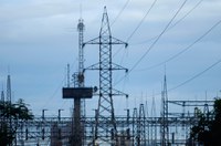 Presidente da Eletrobras discute instalação de rede de alta tensão em bairro de Goiânia