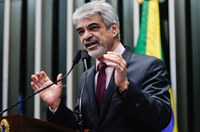 Humberto Costa manifesta indignação com abertura de processo de impeachment contra Dilma