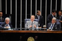 Renan adia decisão sobre recesso para o dia 17 