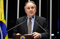 Cristovam Buarque critica combate ao Aedes Aegypti e à microcefalia