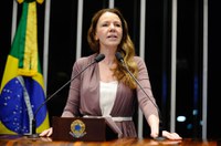 Vanessa Grazziotin comemora resultados da COP-21, em Paris