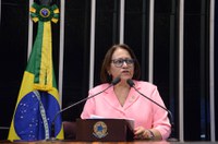 Fátima Bezerra apóia manifestações contra impeachment de Dilma