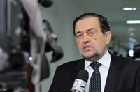 Walter Pinheiro critica decisão da Justiça de bloquear WhatsApp