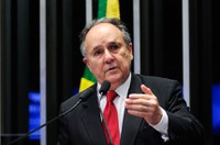 Maioria absoluta de eleitores poderá revogar mandatos, segundo proposta de Cristovam