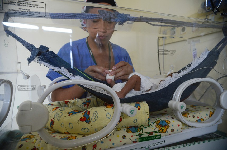 Bebês prematuros são colocados em minirredes de algodão em incubadoras no Hospital Regional de Santa Maria, Distrito Federal