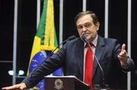Brasil não resolverá crise aumentando impostos, diz Walter Pinheiro