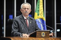 Benedito de Lira critica projeto que acaba com participação mínima da Petrobrás no pré-sal