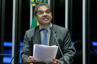 Hélio José defende maior uso de energia solar no Brasil 