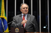 Cristovam Buarque explica sua abstenção na votação da participação da Petrobras no pré-sal