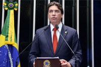 Wilder Morais homenageia ex-governador de Goiás