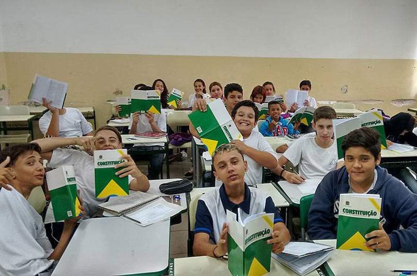 Alunos da  Escola Estadual Oscália Góes Corrêa Santos, em Rio Claro (SP)