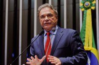 Alvaro Dias defende Operação Lava Jato e repudia 'chamado à conflagração'