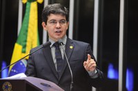 Randolfe sugere que Dilma decida continuidade do governo em referendo