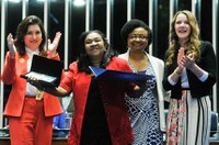 Entrega do Prêmio Bertha Lutz motiva apelos por mais ações por igualdade para as mulheres  