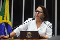 Fátima Bezerra critica condução coercitiva de Lula