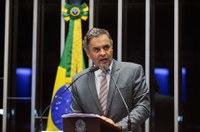 Aécio Neves critica governo federal e pede mobilização da sociedade
