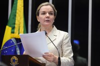 Gleisi denuncia 'espetacularização' em condução de Lula para depor na PF