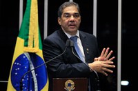 Hélio José pede ao governo atendimento prioritário às crianças com microcefalia