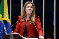 Vanessa Grazziotin elogia manifestações contra impeachment 