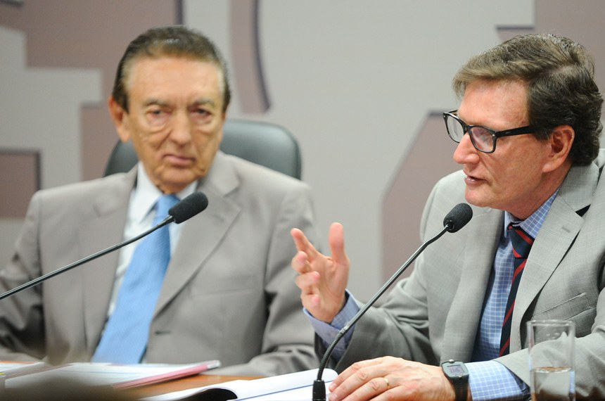 Marcelo Crivella (à direita) foi relator do projeto na comissão, presidida por Edison Lobão (à esquerda)
