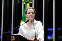Gleisi Hoffmann diz que impeachment de Dilma colocaria programas sociais em risco