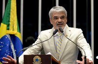 Humberto Costa diz que rompimento do PMDB não esmorece luta de Dilma pela legalidade