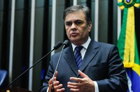Cássio Cunha Lima relembra trajetória do país após a ditadura e critica governo Dilma