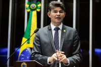 José Medeiros critica Dilma e diz que democracia nunca esteve tão forte