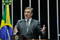 Cássio protesta contra 'calamidade pública' na política brasileira