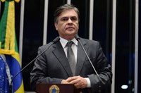 Impeachment de Dilma tem fundamento legal e será aprovado pela Câmara, diz Cássio Cunha Lima 