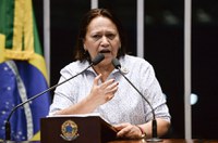 Fátima Bezerra avalia que Congresso não autorizará 'golpe'