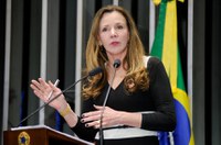 Vanessa Grazziotin cumprimenta Renan pela 'sobriedade' na condução do processo de impeachment